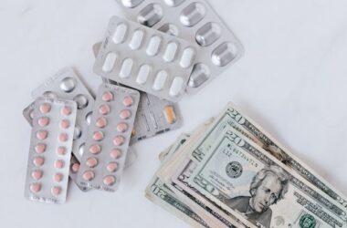 Medications and dollar bills | Photo by Karolina Kaboompics