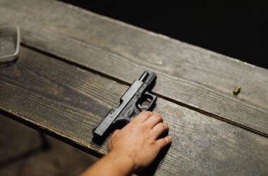 Hand of a person on a pistol | Photo by Karolina Kaboompics