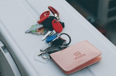 Pink wallet with keys | Photo by Bich Tran