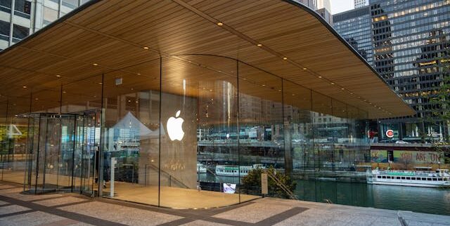 Apple store in Chicago | Photo by Siva Seshappan